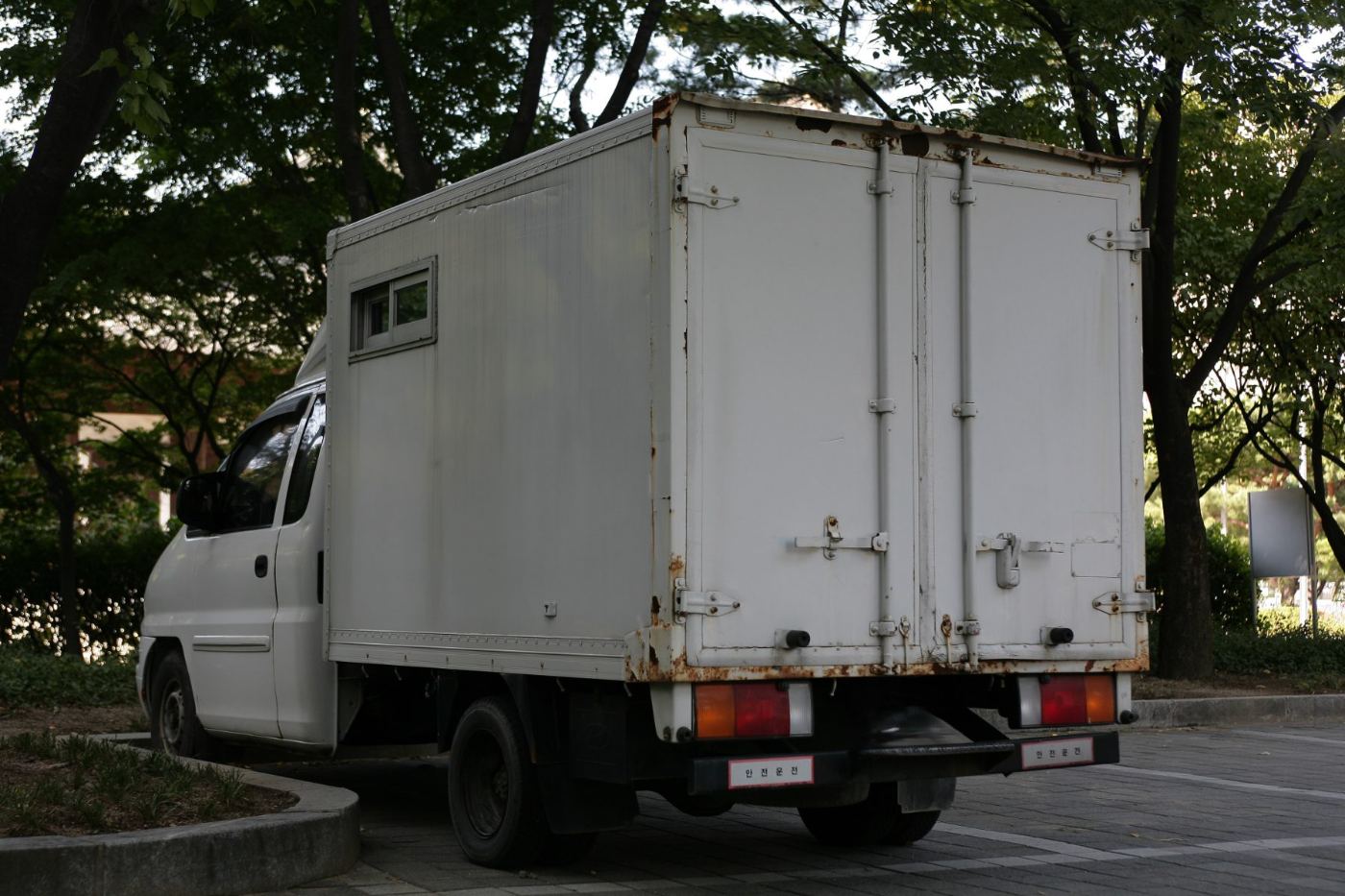 주차된 1톤 탑차